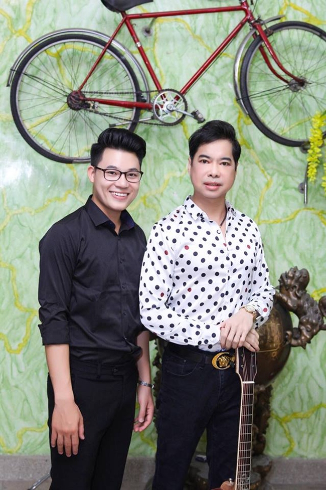 Nhiều người hâm mộ tỏ ra khá ấn tượng với chiếc xe đạp được treo một cách trân trọng ngay ở lối ra vào biệt thự Ngọc Sơn. Nam ca sĩ cho biết, đây là phương tiện mà anh thường sử dụng để đi lại trong những ngày đầu đi hát vất vả. Sau này, khi đã nổi tiếng và di chuyển bằng xe hơi, mỗi khi nhìn lại chiếc xe này, anh luôn biết trân trọng những gì mình có.