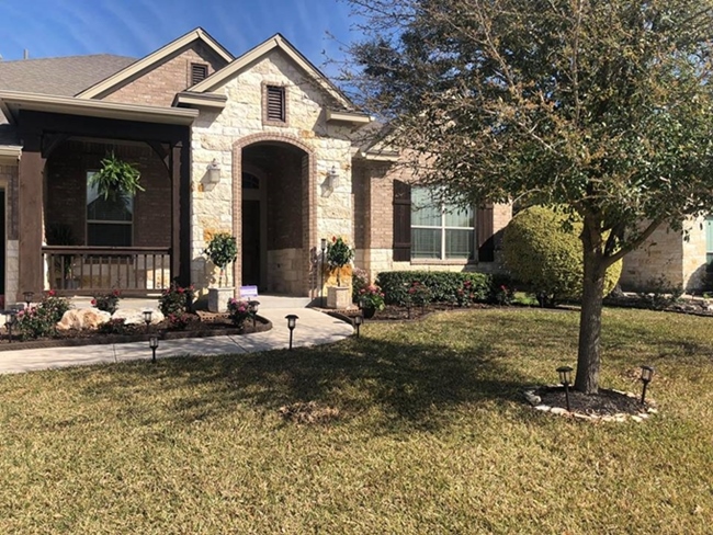 Từ tháng 3.2019, Quách Thành Danh cùng vợ và 4 con chuyển sang Mỹ sống trong căn biệt thự rộng 500m2 ở bang Texas trị giá khoảng 500.000 USD (hơn 11,5 tỷ đồng), với sân vườn và nhiều tiện nghi. Lúc này, bà xã anh đang mang bầu con thứ 5. Tháng 9 vừa qua, vợ nam ca sĩ đã sinh con thứ 5 ở Mỹ.