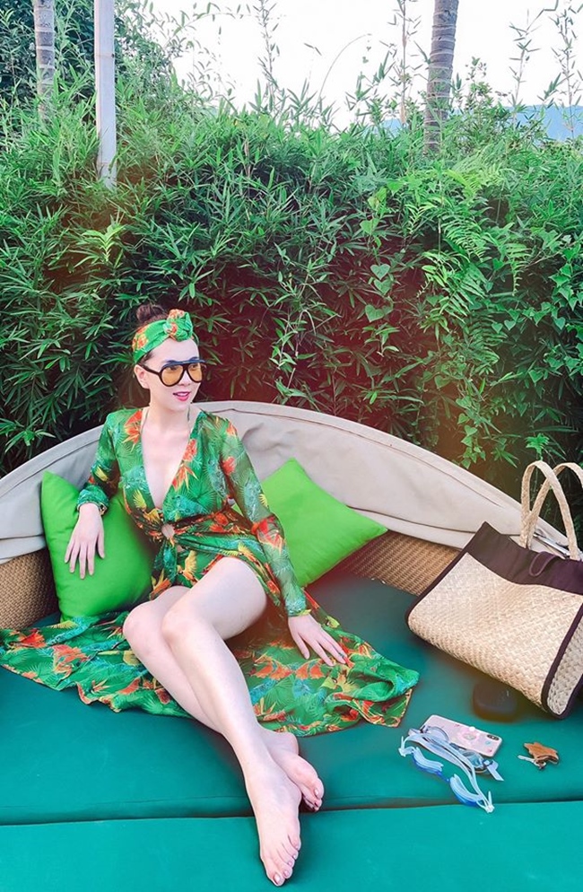 Ngoài ra, cô còn kinh doanh riêng. 9X có cuộc sống sang chảnh, thường xuyên đi du lịch ở nhiều địa điểm nổi tiếng và sở hữu khối đồ hiệu khổng lồ.