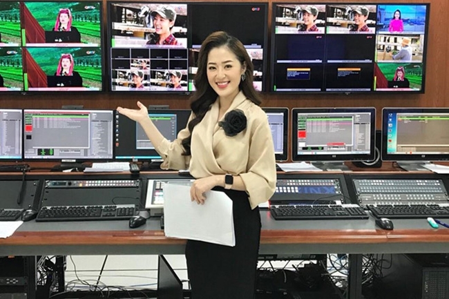 Phạm Thanh Tâm (27 tuổi) hiện là BTV, MC tại Trung tâm Truyền thông tỉnh Quảng Ninh. Cô từng làm người mẫu ảnh, đóng MV và sở hữu cửa hàng thời trang riêng. Từ khi dẫn chương trình dự báo thời tiết, cô gái sinh năm 1992 được nhiều người gọi là “hot girl thời tiết”.