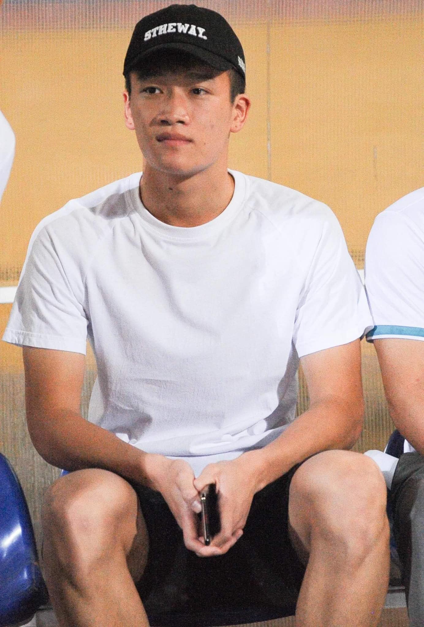 Hoàng Đức, Thành Chung U22 Việt Nam diện đồ đơn giản vẫn khí chất ngời ngời - 3