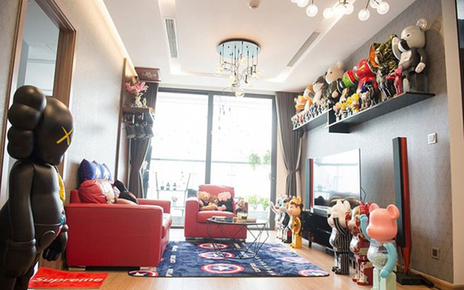 Cô sống một mình trong căn hộ rộng 85 m2, thiết kế hiện đại và có một bộ sưu tập đặc biệt.