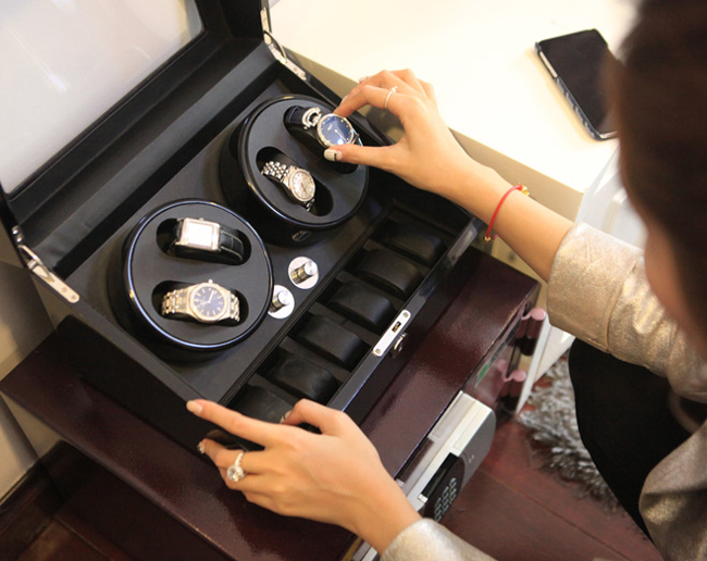 Bộ sưu tập đồng hồ của người đẹp khiến các cô gái khác phải ghen tỵ.