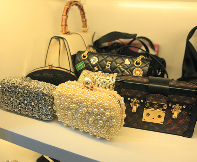 Một phần trong bộ sưu tập túi xách nhìn mê ly, mỗi chiếc đều có giá từ vài chục triệu đồng trở lên.