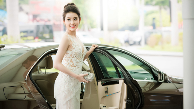 Từ lúc mới ngoài 20 tuổi, Huyền My đã tậu được xế hộp riêng.