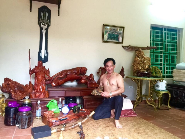 Quang Tèo bên trong phòng khách căn nhà cấp 4 được đặt ở khuôn viên.