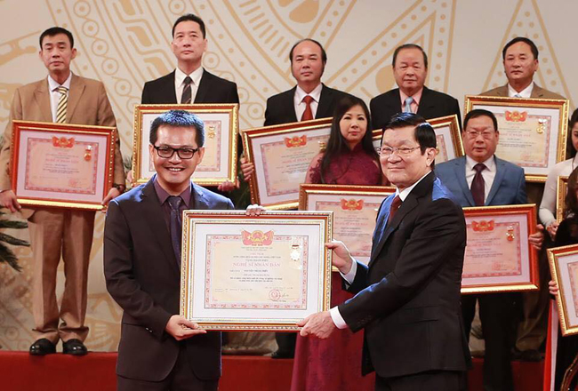 Diễn viên thủ vai ông Tích là Trung Hiếu, được Nhà nước trao tặng danh hiệu Nghệ sĩ nhân dân năm 2015. Anh hiện đảm nhận quyền Giám đốc phụ trách Nhà hát Kịch Hà Nội.