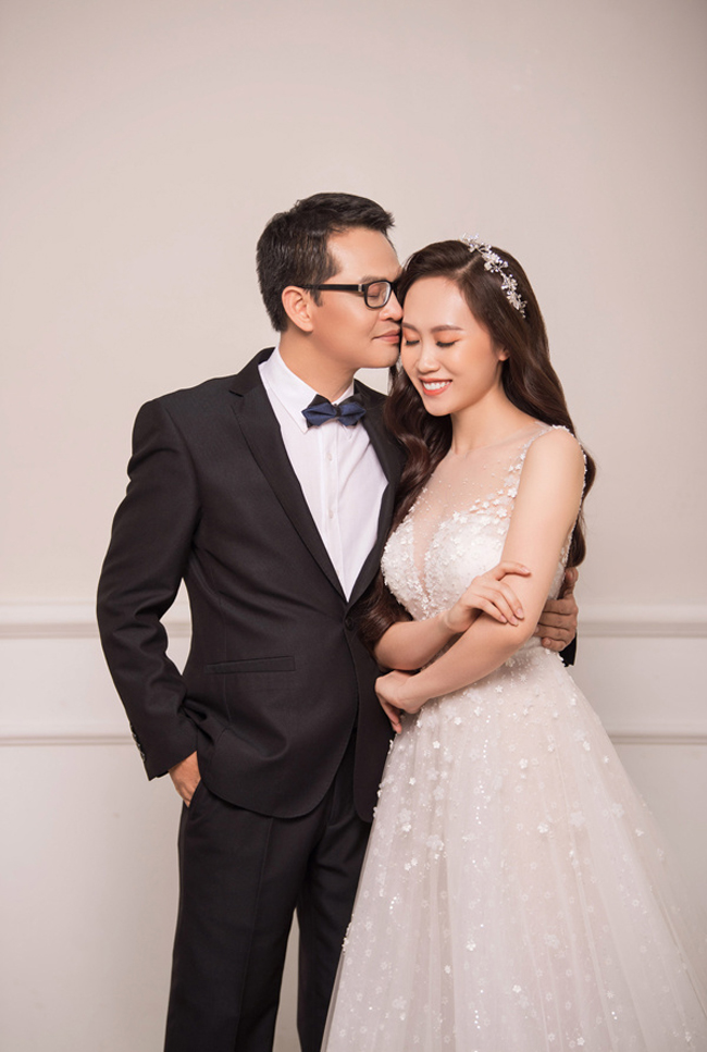 Ngày 17 tháng 3 năm 2019, Nghệ sĩ Nhân dân Trung Hiếu làm lễ thành hôn tại quê nhà tỉnh Thái Bình với Thu Hà, nữ nhân viên ngân hàng kém anh 19 tuổi (sinh năm 1992), quê ở Sơn La.