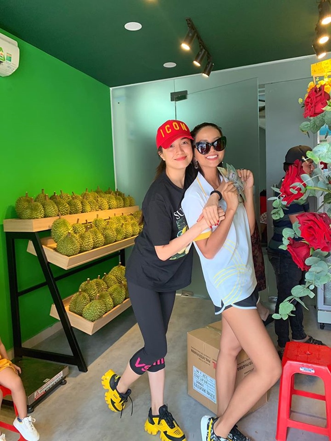 Phần lớn thời gian, Lệ Hằng tập trung kinh doanh. Trong ảnh, Á hậu và Hoa hậu H'Hen Niê tại cửa hàng hoa quả sạch của người đẹp.