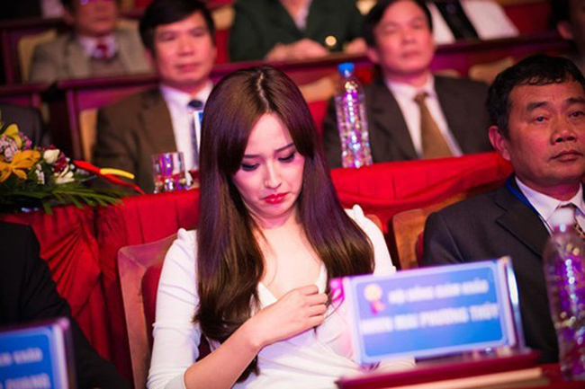 Hoa hậu Mai Phương Thúy bị bắt gặp khoảnh khắc phải chỉnh lại trang phục vì chiếc váy hở.