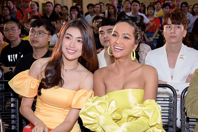 H'Hen Niê gây chú ý&nbsp;trong buổi offline chung kết Cuộc đua kỳ thú 2019 với chiếc đầm o bế vòng một.