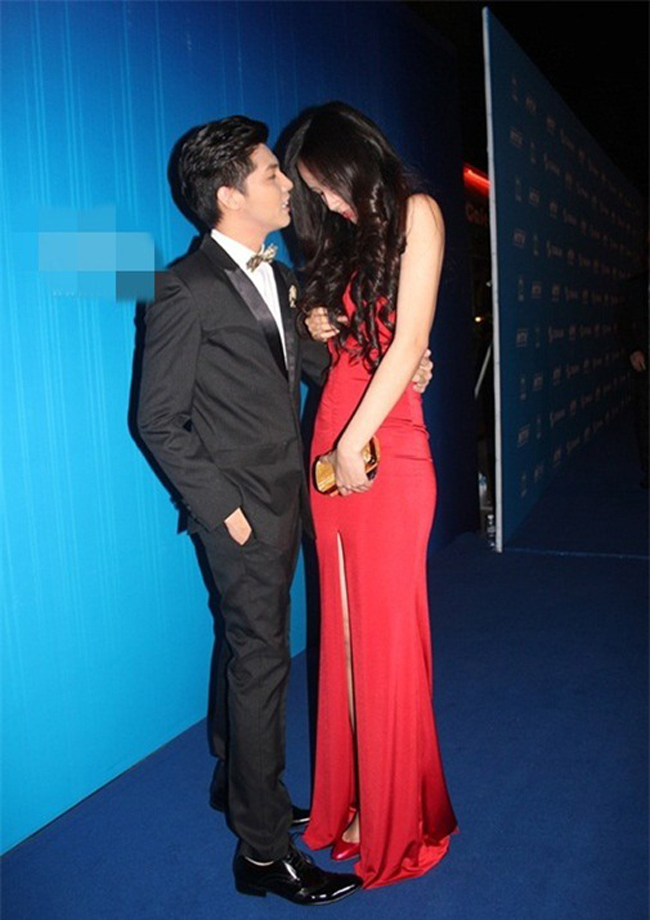 Người đẹp luống cuống chỉnh sửa lại trang phục trên thảm xanh, rất may có Noo Phước Thịnh che chắn.