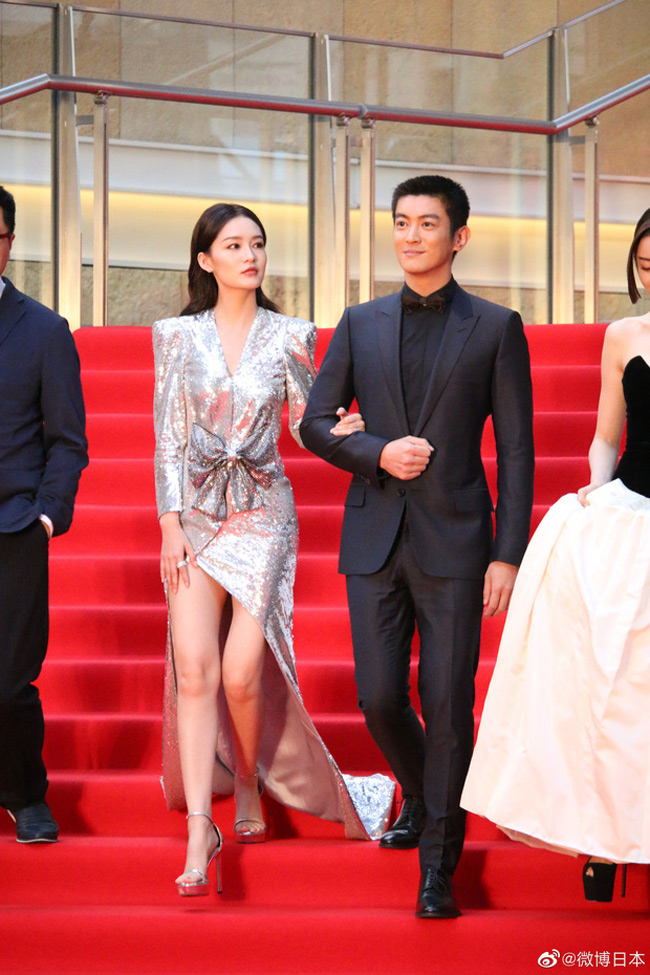 Muốn đẹp, muốn sexy nhưng xem chừng các người đẹp cũng khốn khổ vì váy áo.