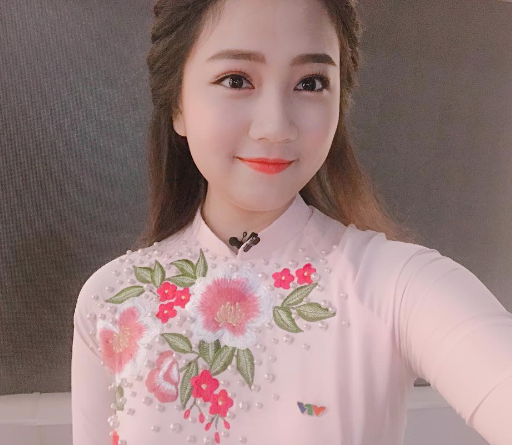 Hoa khôi thành BTV trẻ nhất VTV mặc quyến rũ khi lên sóng còn ngoài đời thì sao? - 2