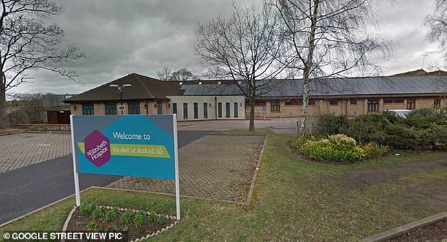 Sau khi tìm thấy số tiền, mọi người quyết định mang toàn bộ đi ủng hộ cho quỹ từ thiện.