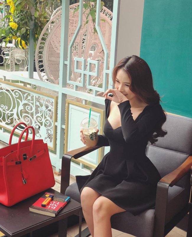 Hoạt động nghệ thuật chăm chỉ, ngoài những thành công trong sự nghiệp, Sam còn được biết đến là một đại gia thực thụ trong showbiz Việt. Cô là một mỹ nhân hàng hiệu thứ thiệt của Vbiz khi sở hữu hầu hết các mẫu túi đắt đỏ và mốt nhất, trong đó nhiều chiếc là hàng limited không phải ai cũng sắm được. Sam từng chi vài trăm triệu để mua những túi hermes, cùng rất nhiều những mẫu túi đến từ các thương hiệu đình đám như Gucci, Chanel…