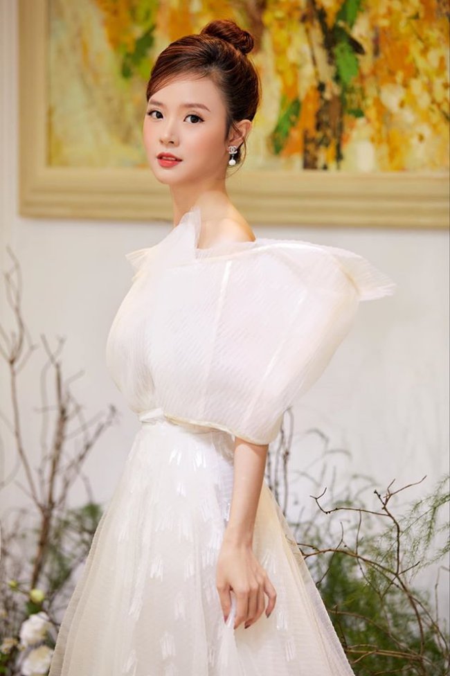 Midu (tên thật Đặng Thị Mỹ Dung) là một trong những hot girl đình đám trong giới trẻ Việt. Bước sang tuổi 31, Midu vẫn sở hữu vóc dáng gợi cảm, gương mặt trong sáng, trẻ trung như thiếu nữ đôi mươi.