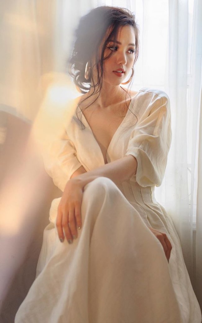 Dù đã là mẹ hai con, không còn hoạt động showbiz nhưng cuộc sống của Tâm Tít vẫn nhận được nhiều sự quan tâm. Tâm Tít cũng trở thành một hot mom đình đám vàyêu mến hiện tại. Thời gian gần đây, người đẹp khiến công chúng phải trầm trồ vì nhan sắc của bà mẹ 2 con quá rực rỡ. Vẻ xinh đẹp, mặn mà và sắc khiến nhiều người phải ghen tỵ với bà mẹ bỉm sữa đã vượt mốc tuổi 30.