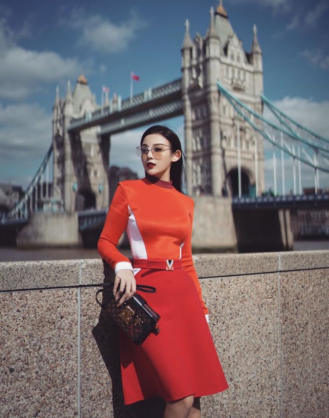 Huyền Baby sinh năm 1989 (tên thật Đặng Ngọc Huyền) là hot girl được biết đến sau khi tham gia cuộc thi Miss Teen 2008.