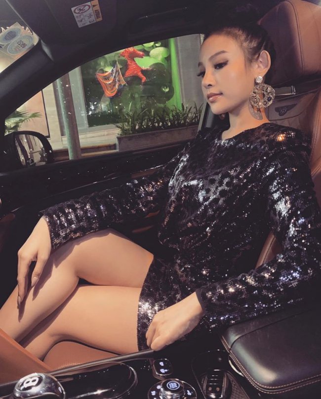 Sau khi sinh con, Huyền Baby trở thành một hot mom sang chảnh, sành điệu. Công chúng thường thấy cô xuất hiện bên siêu xe, hàng hiệu và những chuyến du lịch xa xỉ. Chính vì vậy, người đẹp cũng vướng nhiều tin đồn và lời lẽ khó nghe như “ăn bám” chồng đại gia…