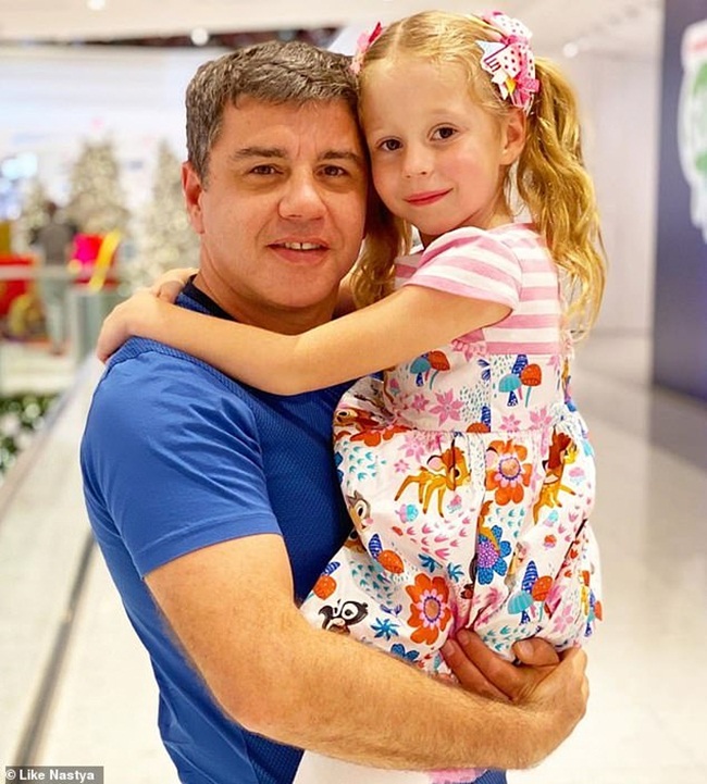 Cô bé đứng ở vị trí thứ ba trong số những người kiếm tiền nhiều nhất của Youtube. Trong năm 2019, kênh của cô bé mang về 18 triệu USD (~417 tỷ đồng).