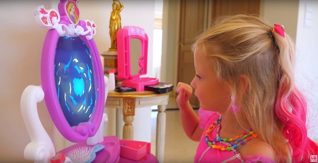 Điểm đặc trưng trong video của Anastasia Radzinskaya chủ yếu là tiếng động thay vì lời nói. Các video được dịch sang 7 ngôn ngữ khác nhau.