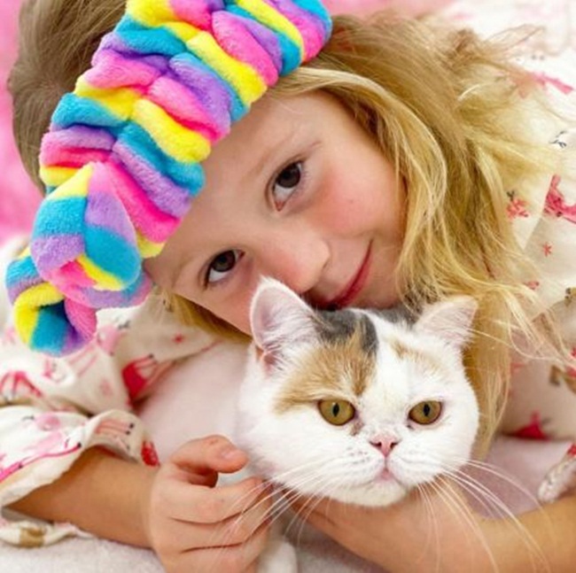 Các video của Anastasia Radzinskaya cho thấy cuộc sống của một cô bé như biết bao đứa trẻ khác. Trong đó, video clip cô bé được bố đưa đến vườn thú thu hút 767 triệu lượt xem.