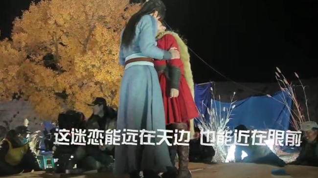 Trong khi hai diễn viên chính tập trung diễn xuất, ê-kíp đoàn phim bao gồm hàng chục nhân viên đều có mặt ở phim trường. Cảnh quay ở hậu trường thực tế không lãng mạn như nhiều người nghĩ. Bành Tiểu Nhiễm từng chia sẻ, cô cảm thấy khá ngại ngùng khi diễn cảnh hôn. Biết cô lo lắng, Trần Tinh Húc thường xuyên trêu đùa để bạn diễn giải tỏa được áp lực.