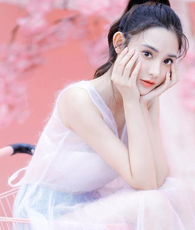 Sau gần một năm lên sóng, hiện tại người đẹp vẫn chưa vào đoàn phim mới nào. Sự nghiệp của Bành Tiểu Nhiễm không có nhiều khởi sắc khiến nhiều fan thấy tiếc nuối. Mới đây, người đẹp sinh năm 1990 tham gia show truyền hình