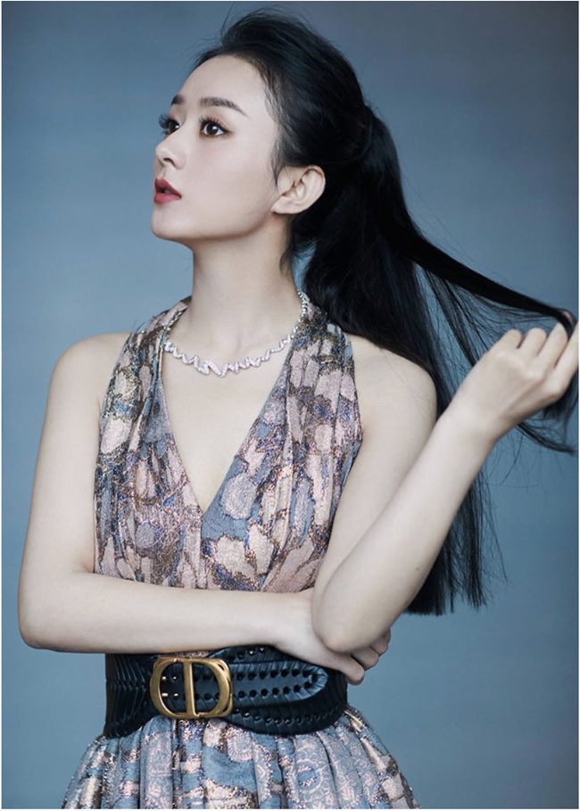 Triệu Lệ Dĩnh được xem là nữ hoàng rating của mảng phim truyền hình Trung Quốc. Sau khi sinh con cho ông xã Phùng Thiệu Phong, cách đây không lâu cô đã gia nhập đoàn phim