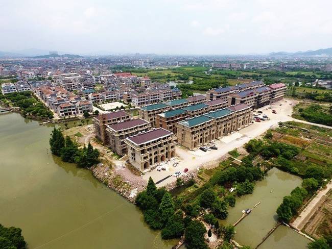 Mỗi người được nhận 200.000 nhân dân tệ (~660 triệu đồng). Người đã lấy chồng đi nơi khác và người đã chuyển khẩu nhưng từng sống ở đây không được chia tiền.