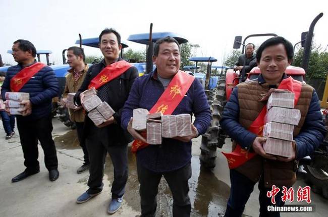 Có nông dân được chia số tiền thưởng tới hơn 100.000 nhân dân tệ.