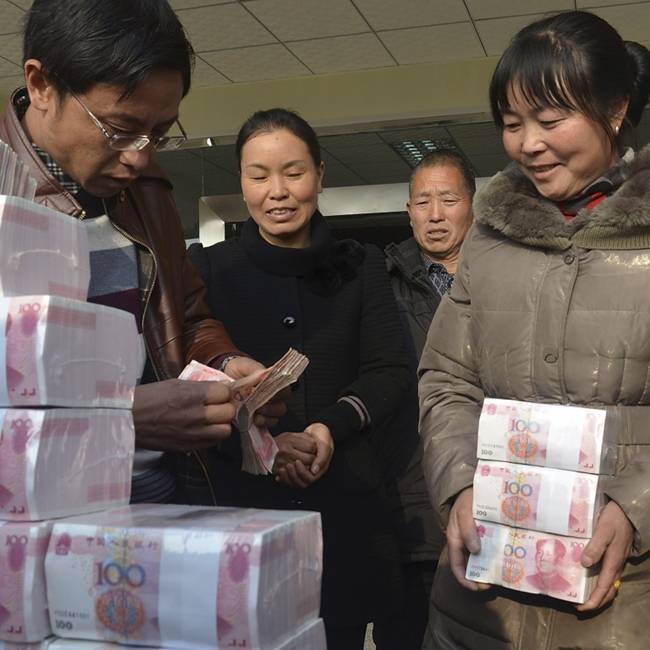 Thậm chí để giữ tiền an toàn, có những người dân trong làng được phân công trông giữ. Năm 2010, người dân cùng góp vốn vào hợp tác xã.