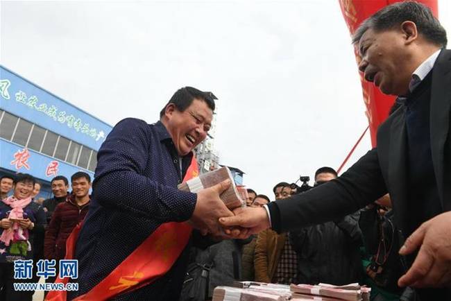 Trước đó, một doanh nhân đã thuê đất của nông dân ở đây để làm ruộng. Người này chuyển đổi theo hướng canh tác hiện đại hóa, cơ giới hóa. Nông dân được thuê làm việc. Việc chia tiền thưởng này cho nông dân bắt đầu từ năm 2011 như một cách khuyến khích người dân.