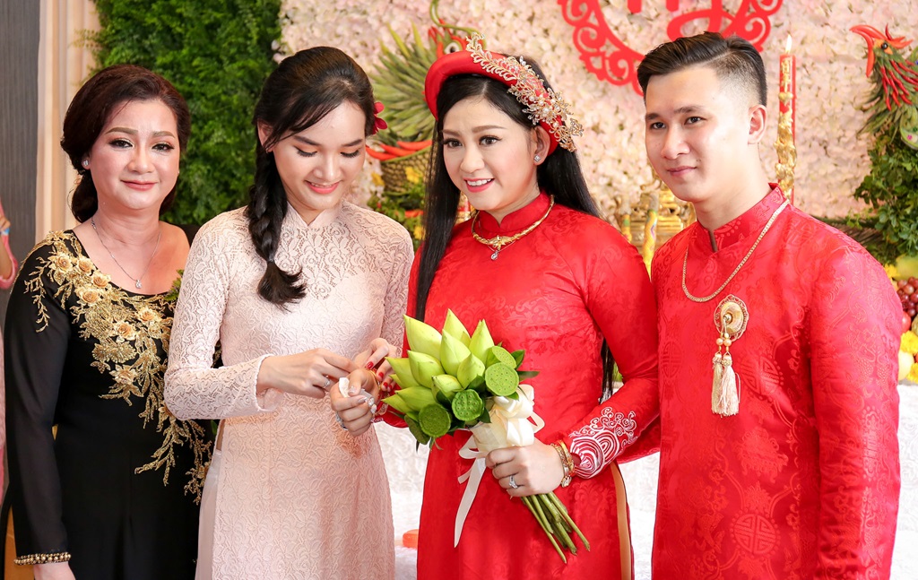 Nhan sắc hai cô vợ đầu kín tiếng của