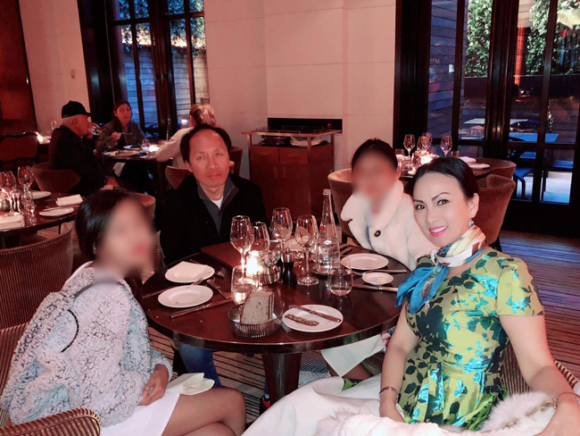 Bên cạnh những vai trò ca sĩ, diễn viên, nhà biên kịch…Hà Phương còn làm người mẫu quảng cáo cho một số thương hiệu ở nước ngoài và phát triển công việc kinh doanh riêng. Dù thời gian bận rộn nhưng cô vẫn luôn sắp xếp để vừa có thể chăm sóc gia đình. Trên trang cá nhân mới đây, Hà Phương hạnh phúc chia sẻ ảnh cùng ông xã và hai người con nhưng giấu mặt.