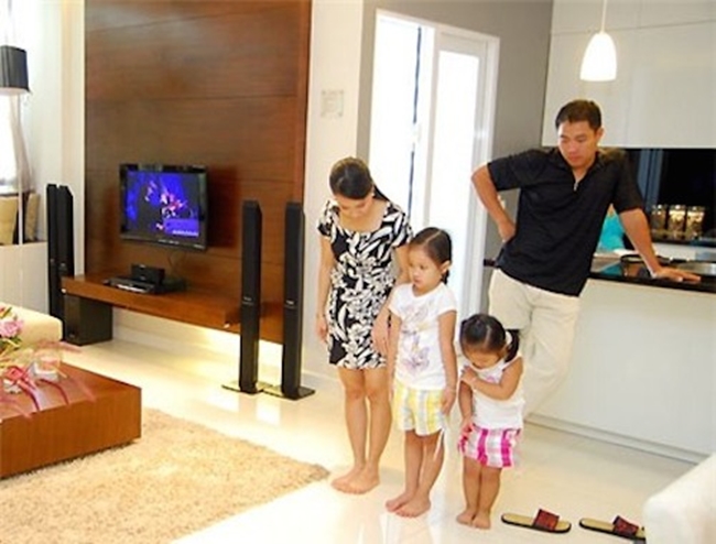 Sau hơn 20 năm ca hát, Cẩm Ly đã có vị trí cao trong làng nhạc bên cạnh đó là khối tài sản khổng lồ. Cô cũng có nhiều học trò nhí sau khi làm HLV nhiều show truyền hình. Cẩm Ly được nhiều người yêu mến không chỉ bởi giọng hát mà còn bởi cuộc sống không thị phi.