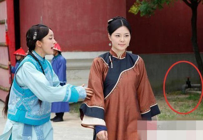 Chiếc van và ống nước của thời hiện đại cũng xuyên không về quá khứ.