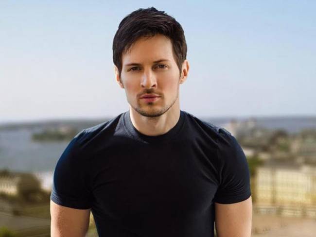 Trước Blueface, cũng có các tỷ phú khác từng làm điều tương tự. Năm 2012, triệu phú trẻ Pavel Durov, 27 tuổi, người Nga đã gấp máy bay bằng các tờ tiền mệnh giá 5000 Rúp rồi ném ra từ cửa sổ.