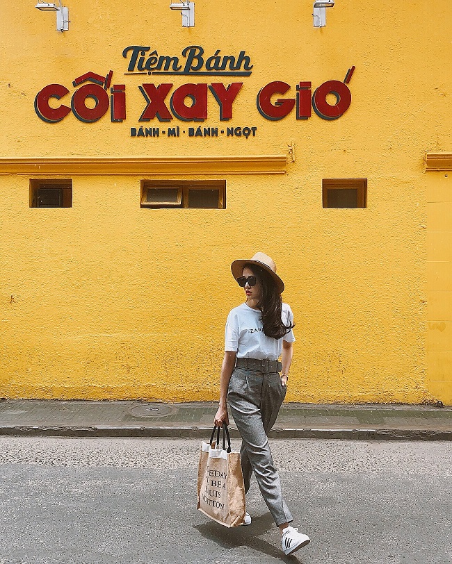 Ngoài thời gian cho công việc, cô cũng dành nhiều thời gian đi du lịch và cho ra đời những bộ ảnh 