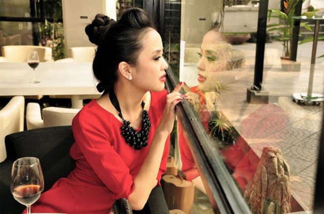 Ngọc Bích cũng thường xuyên lựa chọn màu đỏ nổi bật trong các set đồ của mình