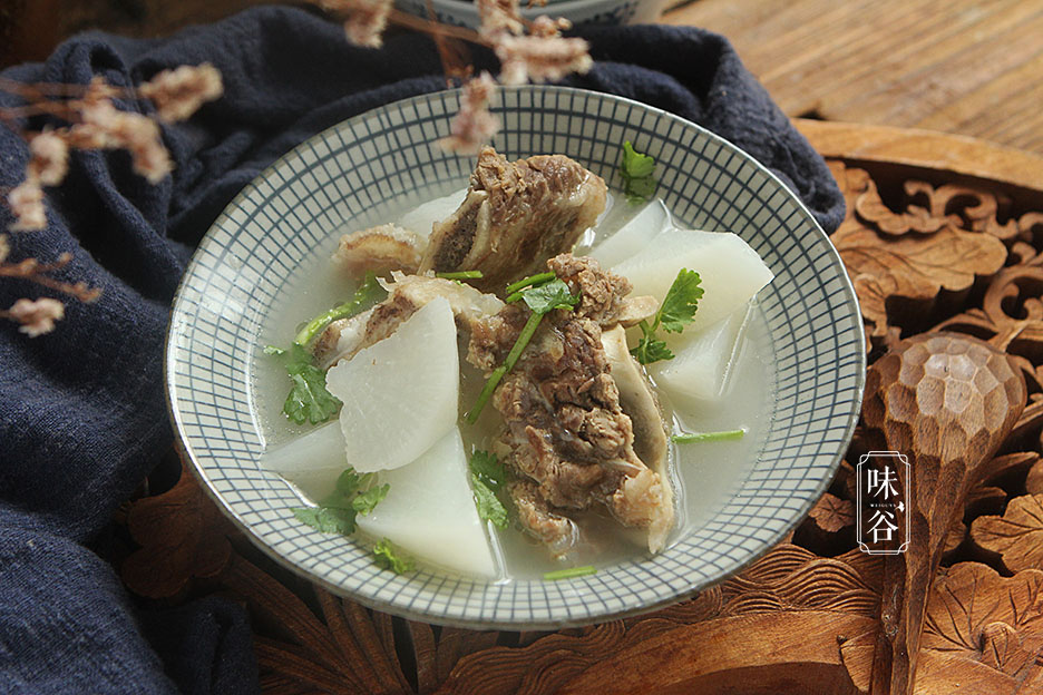 Món canh xương bò hầm với loại củ rẻ tiền nhưng lại được ví như