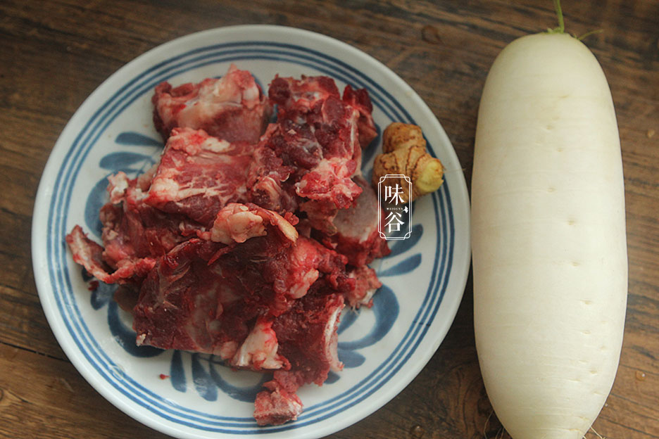 Món canh xương bò hầm với loại củ rẻ tiền nhưng lại được ví như