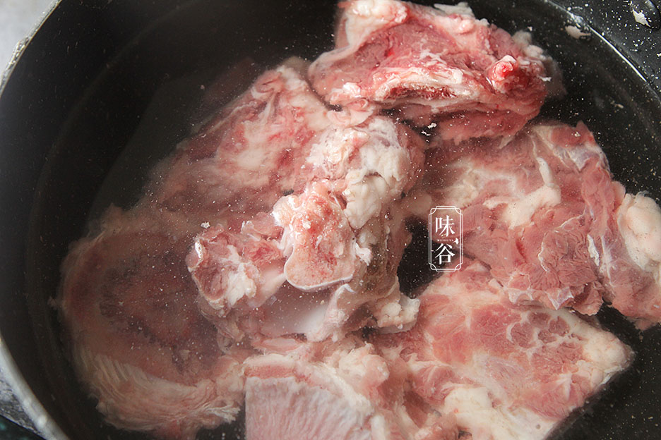 Món canh xương bò hầm với loại củ rẻ tiền nhưng lại được ví như