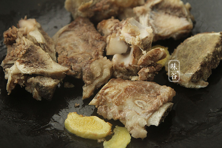 Món canh xương bò hầm với loại củ rẻ tiền nhưng lại được ví như