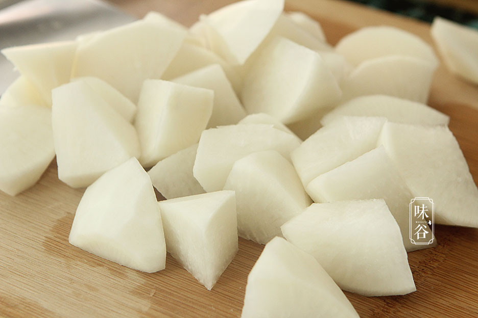 Món canh xương bò hầm với loại củ rẻ tiền nhưng lại được ví như