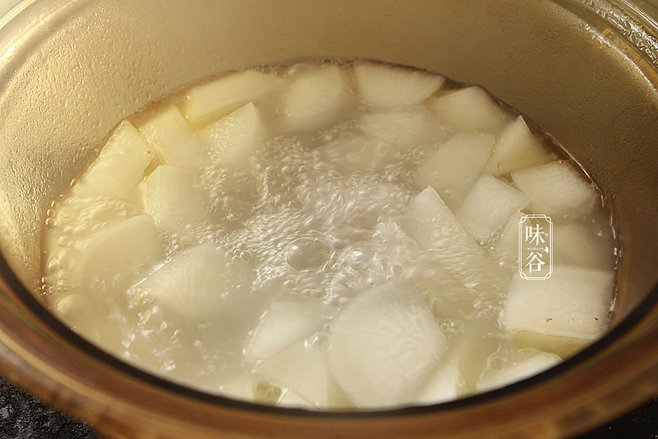 Món canh xương bò hầm với loại củ rẻ tiền nhưng lại được ví như