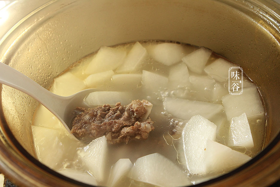 Món canh xương bò hầm với loại củ rẻ tiền nhưng lại được ví như