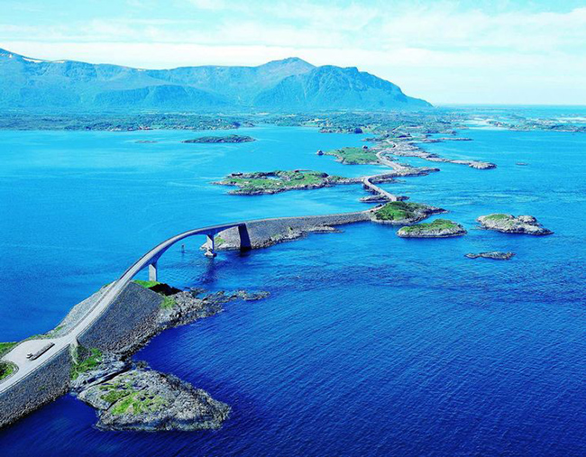 Đường Đại Tây Dương, Na Uy: Con đường dài 8km có phong cảnh vô cùng ngoạn mục này trở nên đặc biệt hơn nhờ kỹ thuật gần như nằm trên mặt nước của nó. Nhưng đây cũng không phải là một con đường dễ vượt qua, nhiều lái xe đã gặp rủi ro khi lao với tốc độ nhanh.  