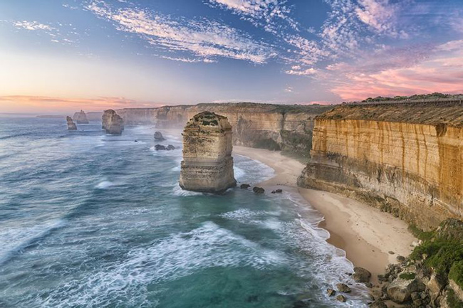 Đường Great Ocean, Úc: Mặc dù con đường này thuộc top 'những con đường đẹp nhất trên thế giới' với nhiều điểm tham quan nhưng nó cũng không kém nguy hiểm khi có các động vật hoang dã đột ngột xuất hiện trên đường.